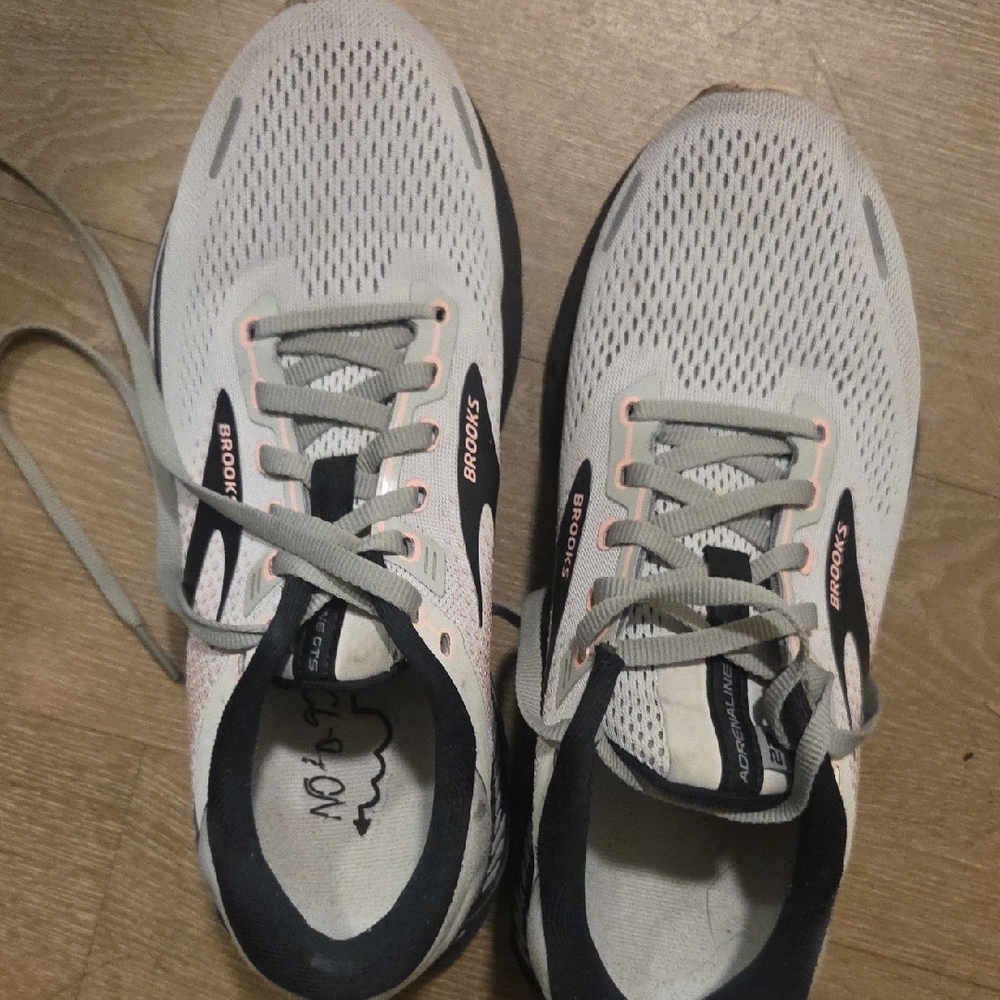 Brooks Women's Cream and Black Athletic Shoes